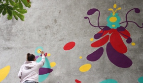 Malowanie muralu "Motanki" w ramach projektu Przytul Sztukę, ul. Franciszkańska, Łódź