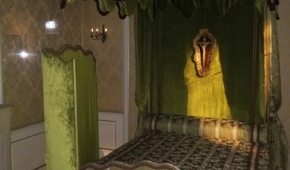 Replika łóżka, w którym spał w kutnowskim pałacu król August III