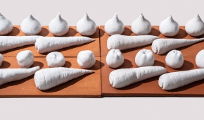 Antoni Starczewski "Układy warzyw i owoców", 1973, terakota, porcelana biskwitowa, 15 x 34 cm, kolekcja prywatna, dzięki uprzejmości Galerii 86, fot. Norbert Piwowarczyk