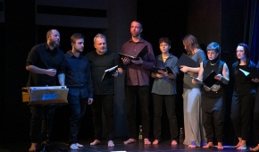 Finał 45-lecia: performans "Adalen - dotyk nocy" i koncert Chóru Teatru Chorea. Fot. Bogdan Sobieszek