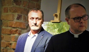 Jan Norbert Dubrowin i ks. Mariusz Jersak na wernisażu. Fot.P.Reising