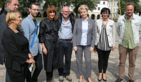 Organizatorzy i kuratorzy festiwalu, obok Hanny Zdanowskiej stoi Robert Rumas