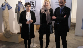Rektor Jolanta Rudzka-Habisiak, Magdalena Janus-Hibner (szefowa projektu) i wiceprezydent Łodzi Krzysztof Piątkowski