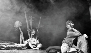 Scena ze spektaklu "Karczma pod białym łabędziem", fot.P.Reising