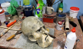 W teatralnej rekwizytorni i pracowni. fot.P.Reising