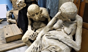 Rzeźby w teatralnej rekwizytorni. fot.P.Reising