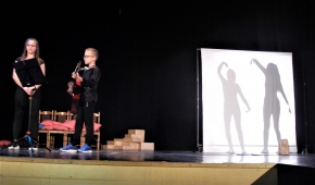 Scena ze spektaklu grupy "Mali Wielcy" z Rozprzy. Fot.P.Reising