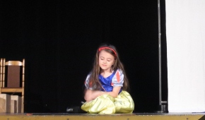 Scena ze spektaklu grupy "Mali Wielcy" z Rozprzy. Fot.P.Reising