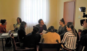 Rozmowy wykonawców z jurorami. Fot.P.Reising