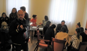 Rozmowy wykonawców z jurorami. Fot.P.Reising