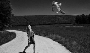 "Kobieta i uciekająca męska koszula, performance"