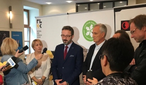 Podczas konferencji od lewej: Joanna Podolska - dyrektor Centrum Dialogu im. M. Edelmana, wiceprezydent Łodzi Krzysztof Piątkowski i reżyser Andrzej Szczytko. Fot. www.facebook.com/lodz4kultur