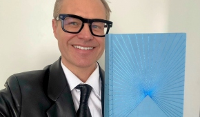 Łukasz Maciejewski z książką, fot. materiały prasowe