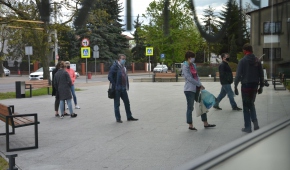 Kolejka przez Mediateką w Piotrkowie Trybunalskim foto: Grzegorz Stanecki 