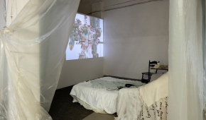 Kornel Kowalski "Na minutę przed zaśnięciem widzę pożar," 2019, instalacja, z Anną Mikiną i Małgorzatą Pawlak, praca podczas wystawy Future Dust, dzięki uprzejmości artysty