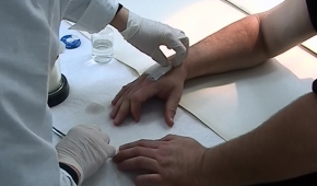 „Oxyman”, 2009 
Artysta poddaje się zabiegom konserwatorskim w pracowni Muzeum Sztuki. Zapis akcji, kamera – M. Chojnicka. © Muzeum Sztuki w Łodzi