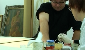 „Oxyman”, 2009 
Artysta poddaje się zabiegom konserwatorskim w pracowni Muzeum Sztuki. Zapis akcji, kamera – M. Chojnicka. © Muzeum Sztuki w Łodzi