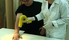 „Oxyman”, 2009 
Artysta poddaje się zabiegom konserwatorskim w pracowni Muzeum Sztuki. Zapis akcji, kamera – M. Chojnicka. © Muzeum Sztuki w Łodzi