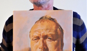 Artysta z jednym ze swoich autoportretów.  Fot.P.Reising